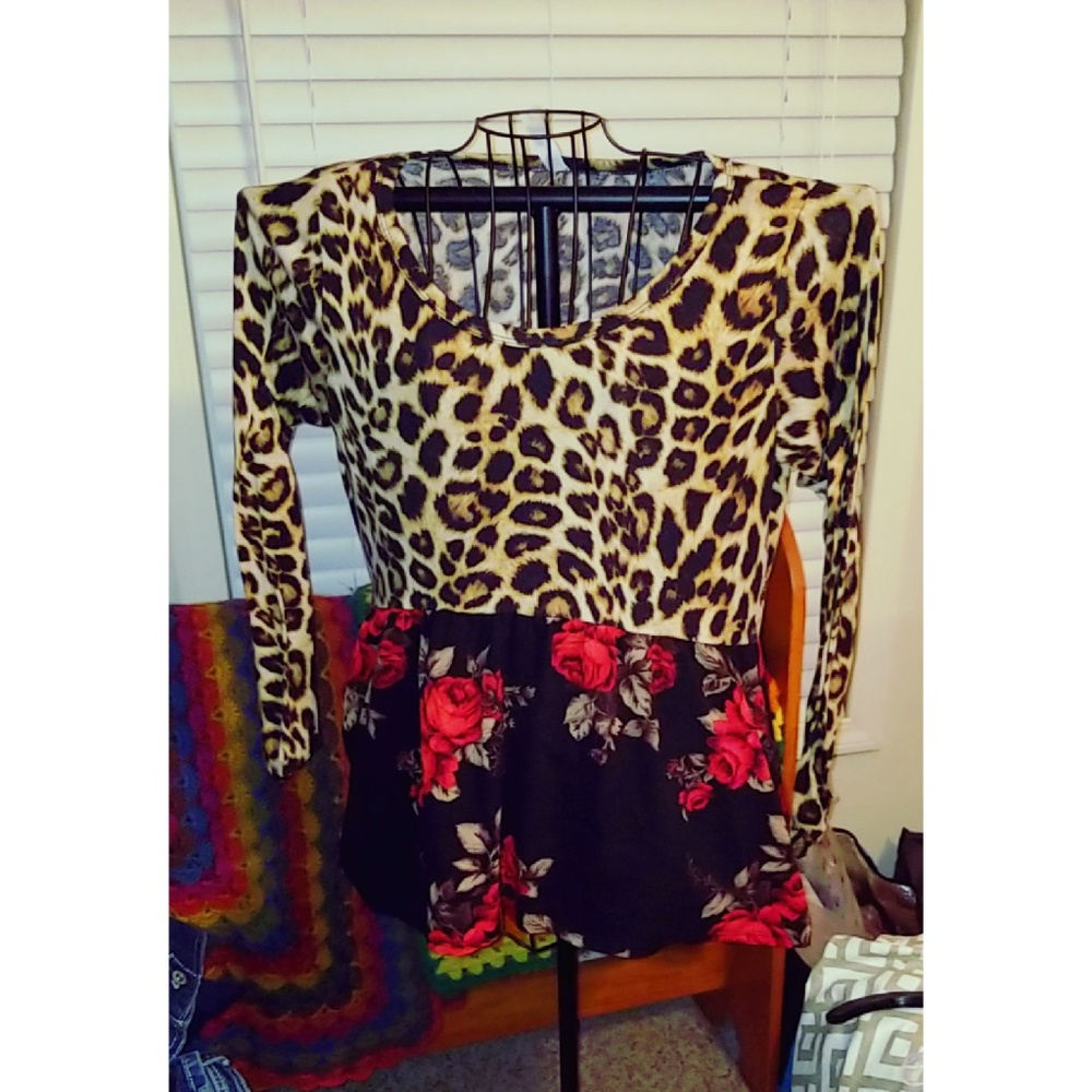 🚫🚫🚫SOLD🚫🚫🚫Leopard n Roses top